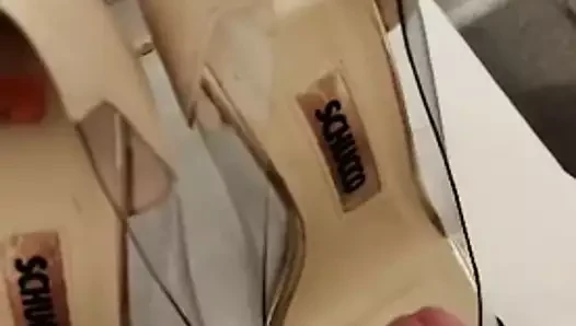 User wichst mit High Heels meiner Frau
