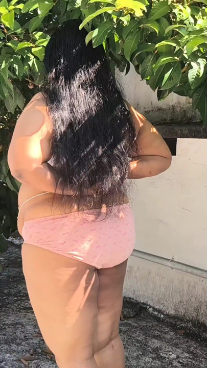 Indiana menina de saia, ficando completamente nua ao ar livre