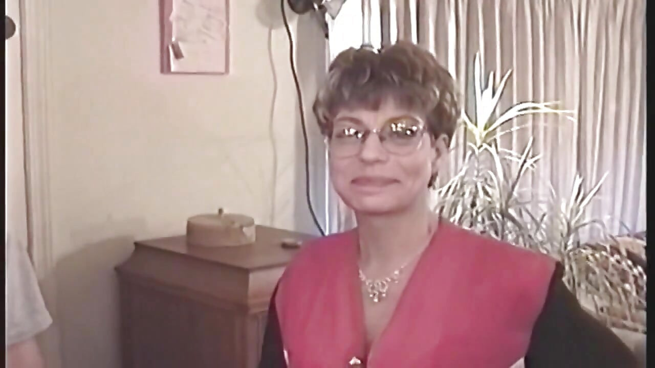 Mature MILF Gives Sloppy Blowjob and Takes Creampie
