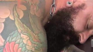 Un papa tatoué se fait baiser sans capote dans un entrepôt