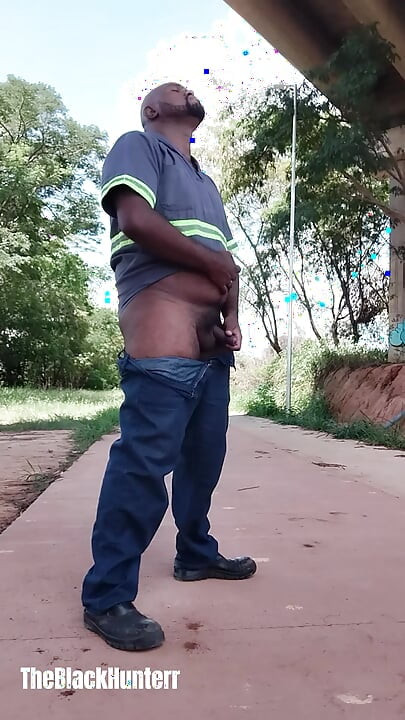 仕事から帰ってきてトイレに行き、結局道端で服を全部脱いでしまいました