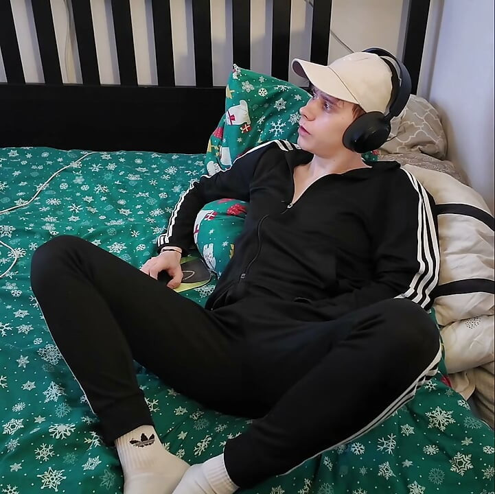 Young twingo jerking off and playing his ass