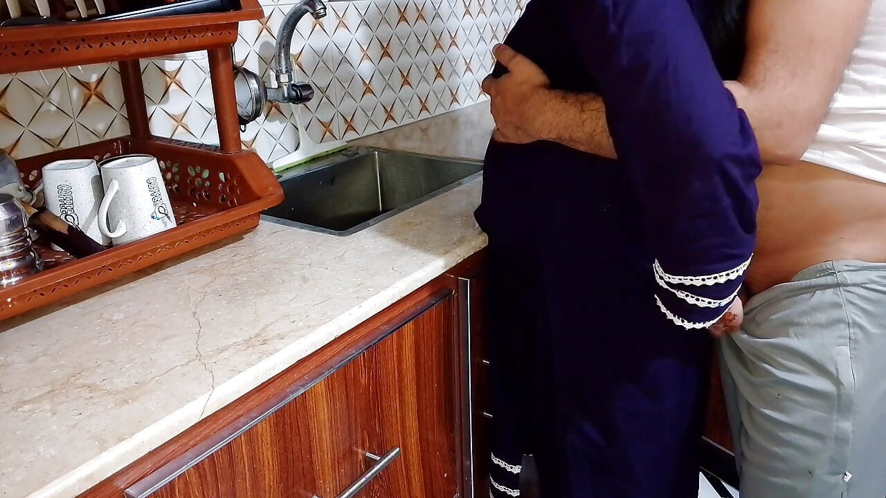 Marido indio tiene sexo con su esposa en la cocina
