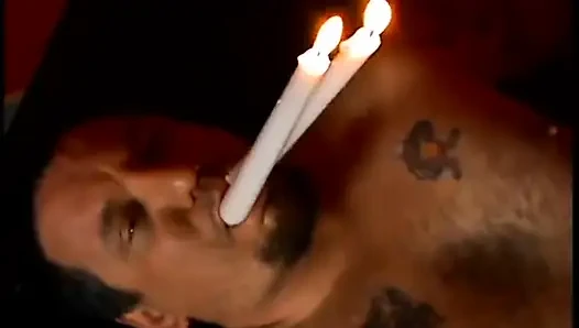 Mit latex verkleidete hottie quält einen behaarten typen mit tattoos