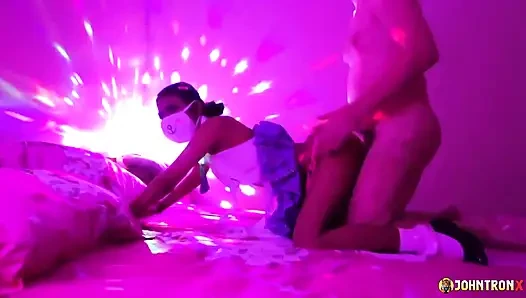 Johntronx - maskierte asiatische studentin wird während einer Lightshow hart in POV gefickt