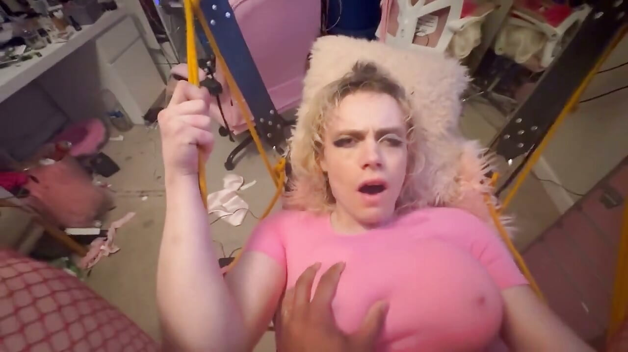 Kalitgirl används av BBC på en sex swing cumshot ansiktsbehandling