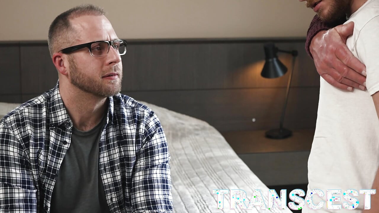 Горячий мужик Спенсер трахает одом, спаривает пасынка-транса Colby Tate