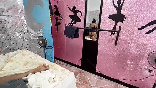 İri göğüslü üvey kız tombul üvey annesini üvey oğluyla seks yaparken buluyor ve katılıyor ve lezzetli bir iki kadın bir erkek üçlü seks yapıyor