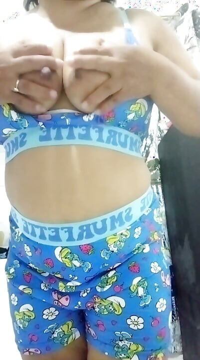 Milf filipineză sexy, scuturându-și, frecându-și și plesnindu-și fundul și pizda mare de Smurf