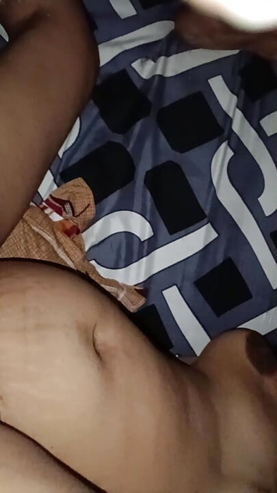 Mi caliente y sexy esposa Jyoti jugando con su coño y metiéndose un dedo en el culo