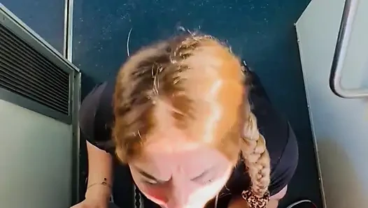 Pirang perguruan tinggi pantat besar yang cantik memberi pacarnya blowjob di beberapa tempat