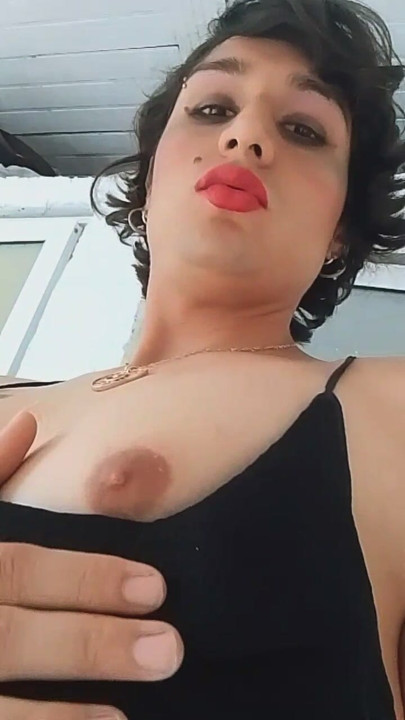 Kadın kılıklı güzel ve gotik kadın egemenliği sutyenli şehvetli vücudu ve hayallerinin ladyboy'u tango sutyeniyle bizi baştan çıkarıyor