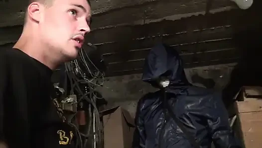 Sie Wird Im Keller Blasen Und Mit Einer Kette Gefickt Werden