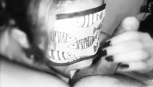 Милфа, которая сосет сперму, не позволяет ни капле сбежать.