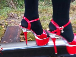 Lady l穿着性感的红色高跟鞋走在金属路上！