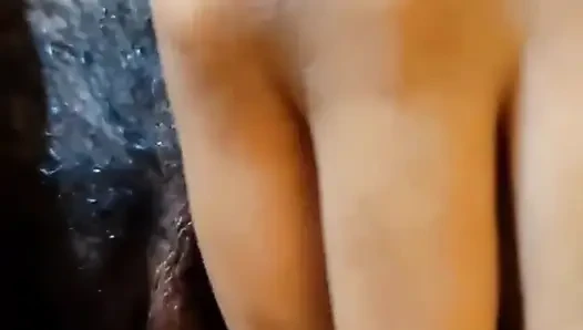Hintli kız arkadaş çığlık atarken erkek arkadaşı tarafından arkadan sikiliyor
