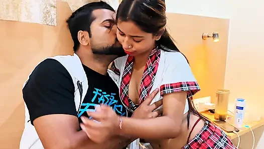 Hintli desi üvey erkek kardeş üvey kız kardeşiyle öğretmenlik yapıyor ve göğüslerini emiyor video viral