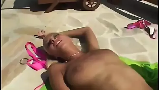 Lesbijska gwiazda porno Nikky Blond zjada cipkę na basenie