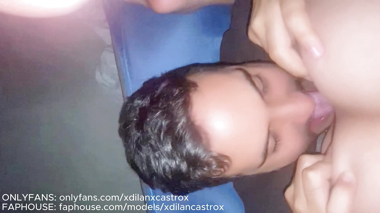 FOOT FETISH, BEAUTIFUL TWINK BUTTOCK PLAYS WITH MY FEET AND FUCKS HER ASS WITH MY FINGERS