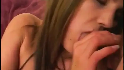 Büyük memeli kırmızılı bayan sert yarakla yer fıstığı tereyağını doldurdu