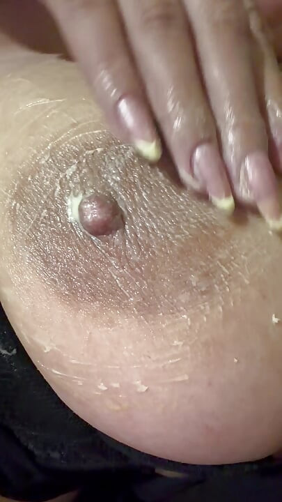 Ht seksi sunahre baalon vaali apne vishaal nippal ko krim se bharti hai