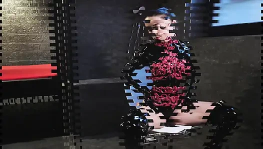 7 Mistresses make their Toilet swallow