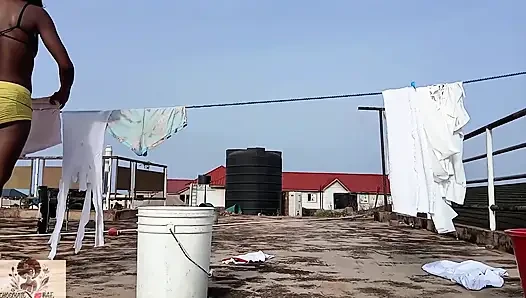O Amcığımı Sidikle Siktikten Sonra Babamın Kıyafetlerini Yıkıyorum!!