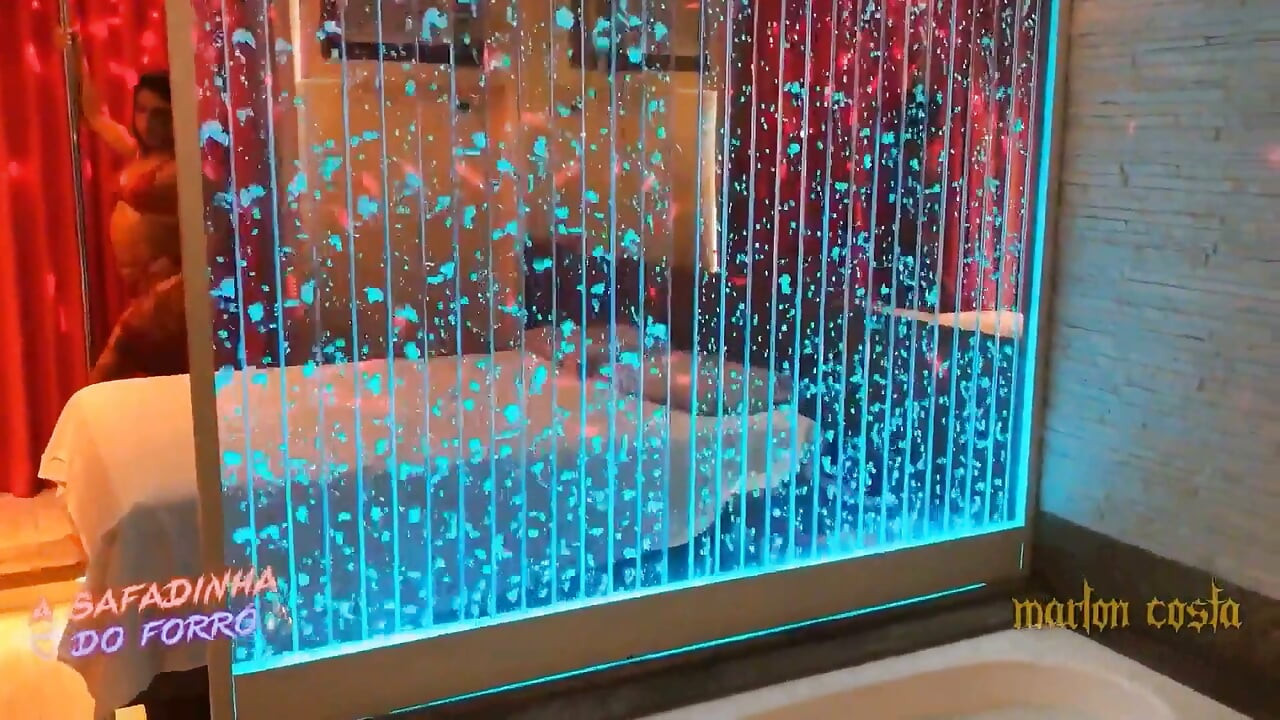 Sex v motelu: vyvrcholení do obličeje trans osoby