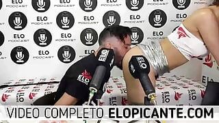 Anto vega e elo podcast nella stanza piccante