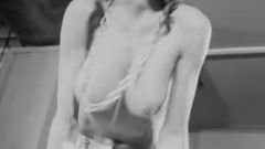 Сексуальные сиськи, шикарная девушка топлесс в настольном танце, винтаж 1969