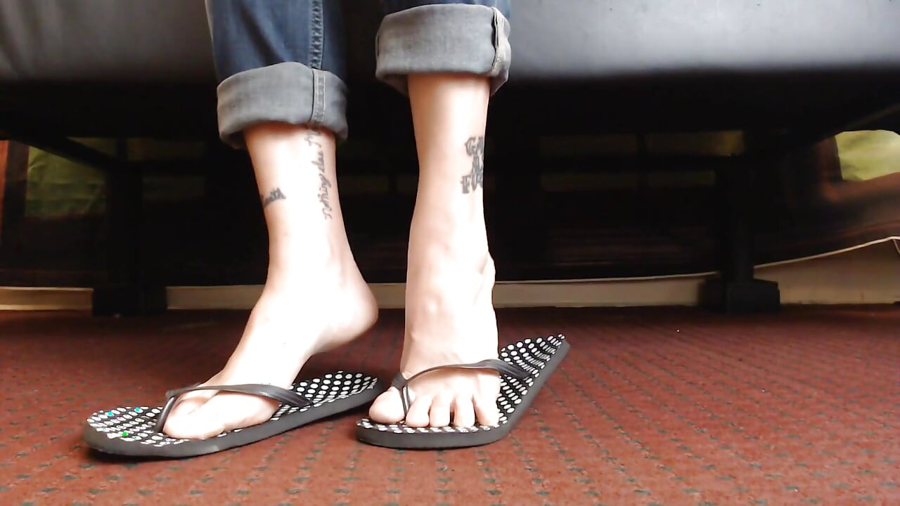 Dotted flipflop sapato jogar closeup