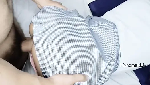 Cabul membawa seorang siswi ke rumahnya untuk bercinta ketika ibu tidak ada di rumah