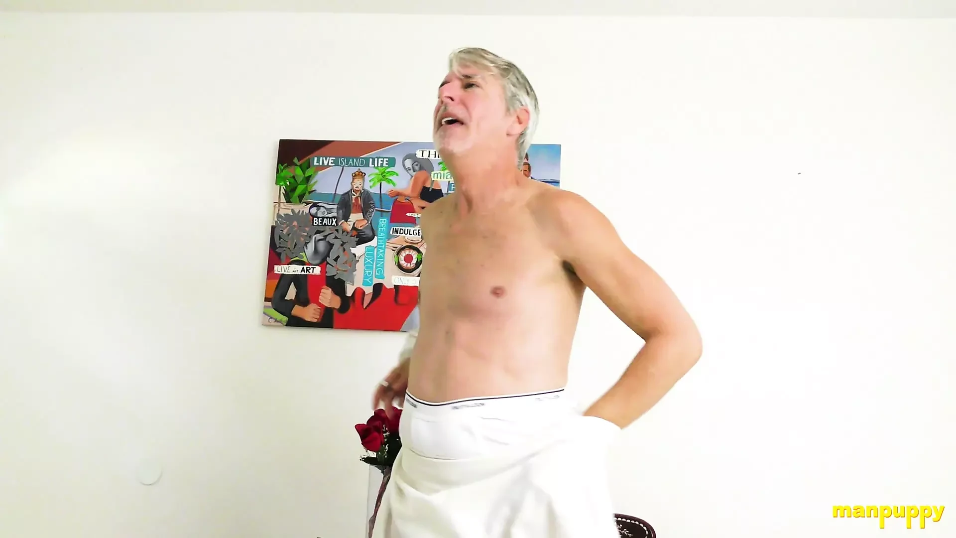 Richard Lennox stoltserar med sin stora kuk medan han gör wedgies