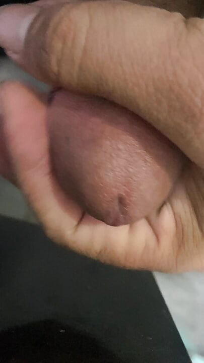 In the bathroom, there was a cock that was getting an erection, only knowing how to endure it, not having to do it
