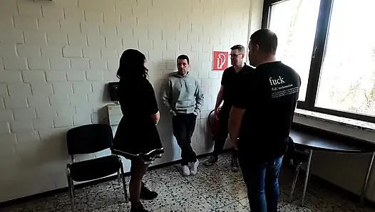 Emma için 3 adam! Karnaval partisi için harika bir bahis!
