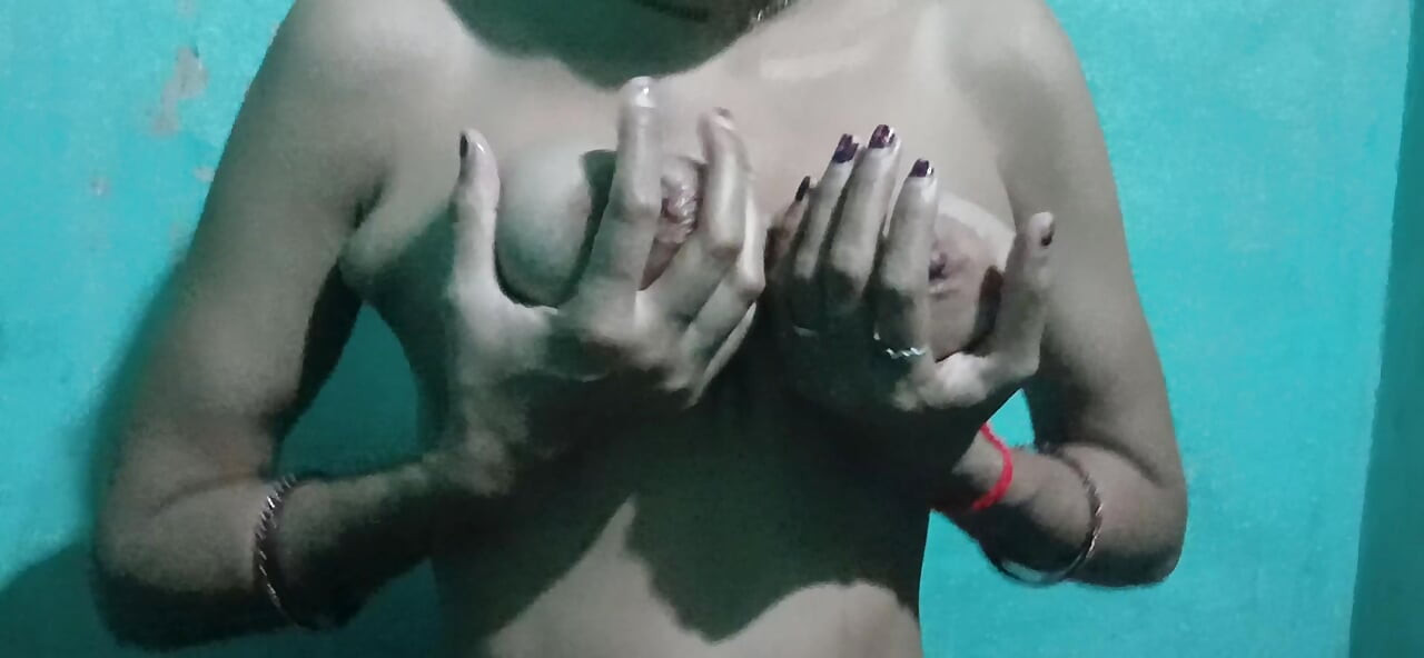 Behan apni body masage karte huea