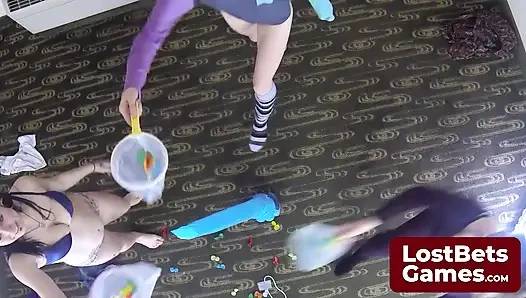 The Strip Elefino melucuti pakaian dalam si pecundang terlebih dahulu