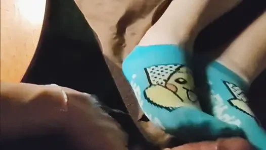 Seksi pokemon ayak bileği çorapla mastürbasyon çorapla ayakla muamele ve hello kitty çorapla mastürbasyon