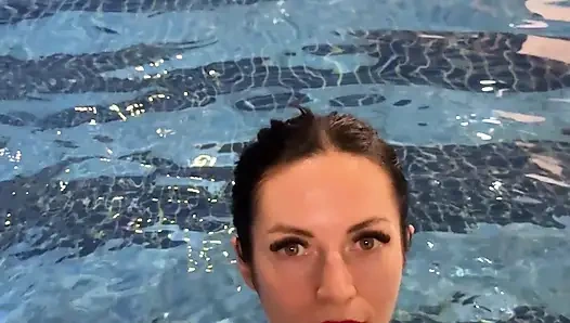 Ahegao meludahi payudara di kolam renang umum bikini