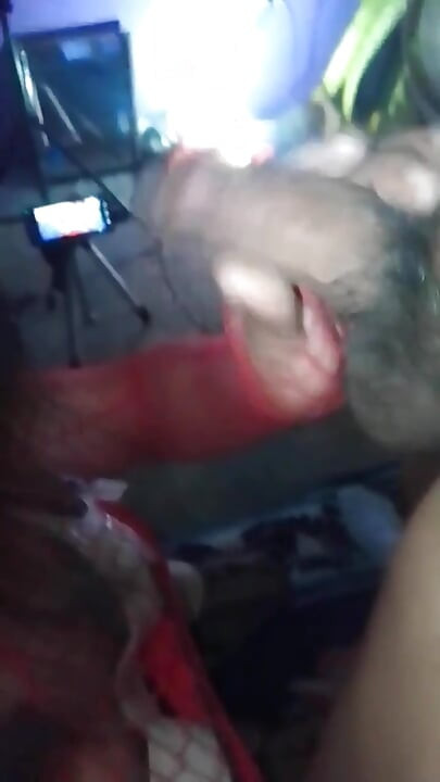 मुझे अपनी सौतेली बहन का लंड चूसना पसंद है जब वह रात में मेरे कमरे में घुसता है