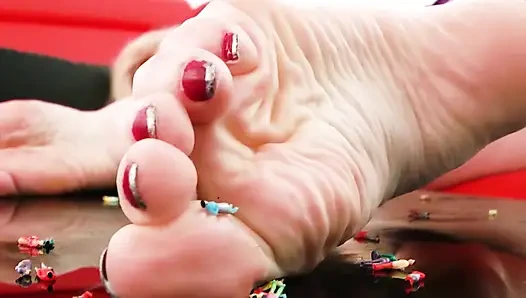 Неожиданный гость становится едой великаншки