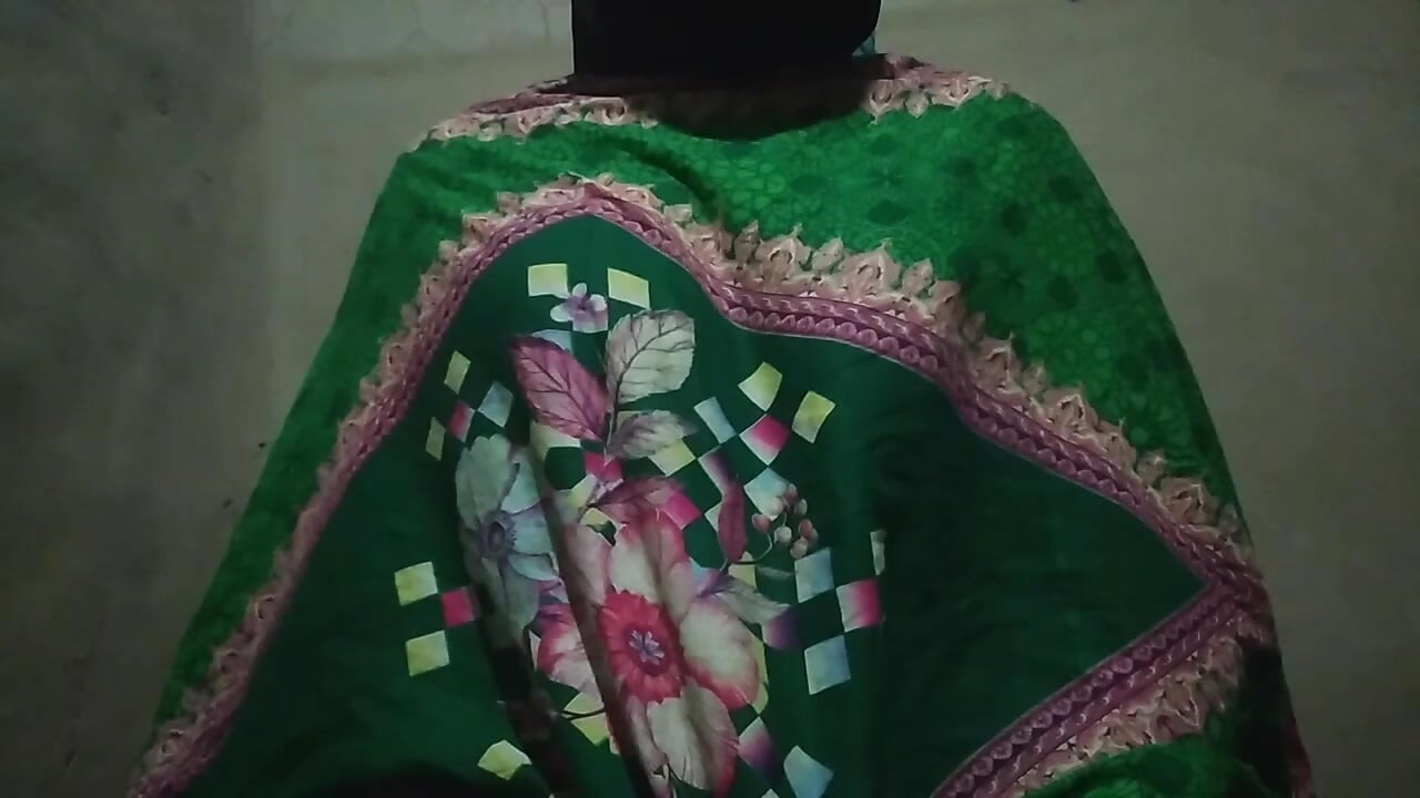 עיסוי גוף האישה.  לחיצה קשה על Boab