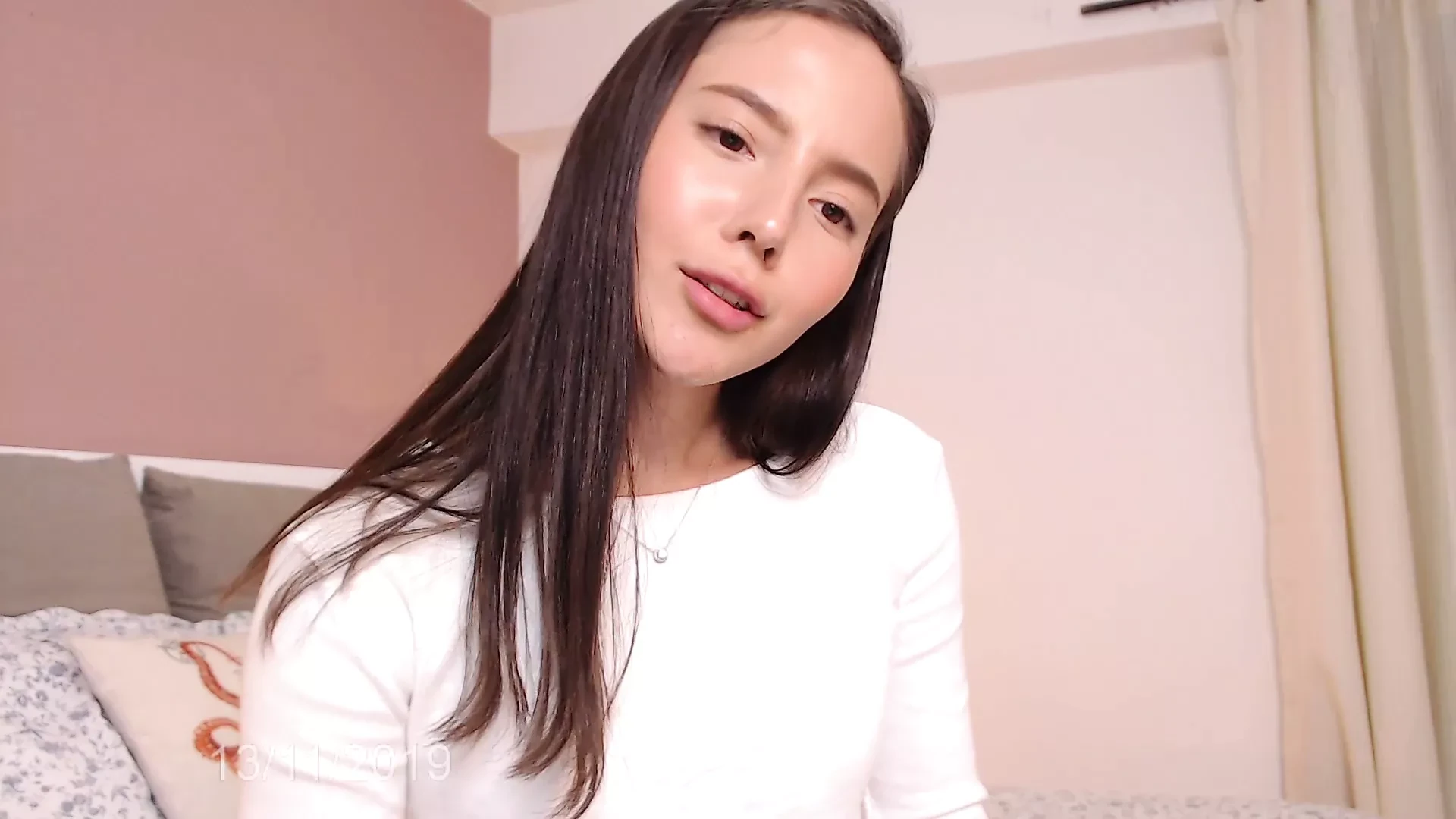 Colombian webcam girl seduces you with her beautiful face