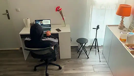 Kakak tiri berdada mengejutkan saya dengan blowjob terbaik