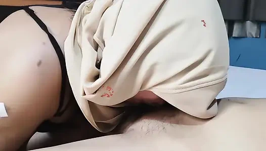 Stieftochter gibt ihrem stiefvater eine entspannende massage, bevor sie in die schule geht.