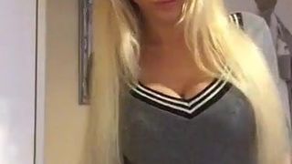 Une MILF blonde sexy montre son corps sexy