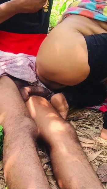 Pareja india real en sexo en la jungla