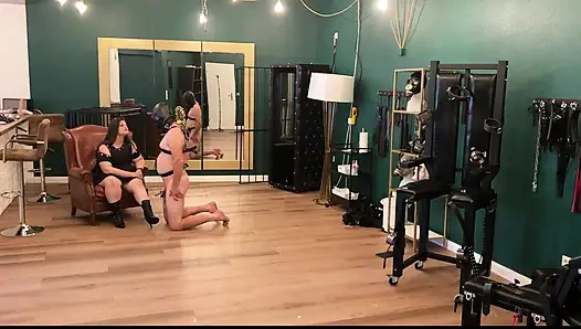 BDSM kerkerschlampen dominieren maskierten sexsimp im harness