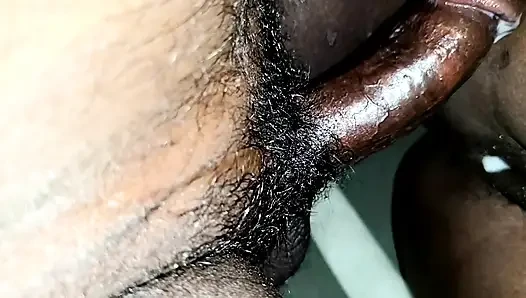 İri göğüslü Hintli kız seks yapıyor