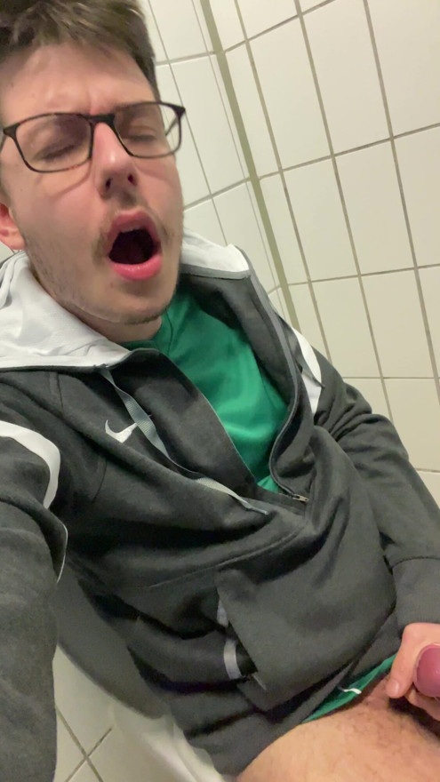 Jake019_xx got a short wank at Work Toilet for you